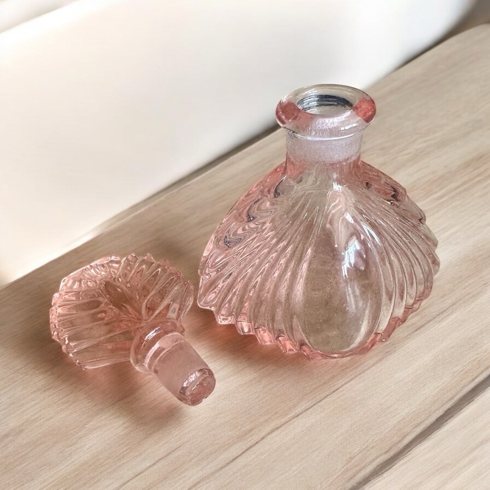 Vintage New Martinsville Pink Glass Perfume Cologne Bottle with Stopper - Picture 2 of 2